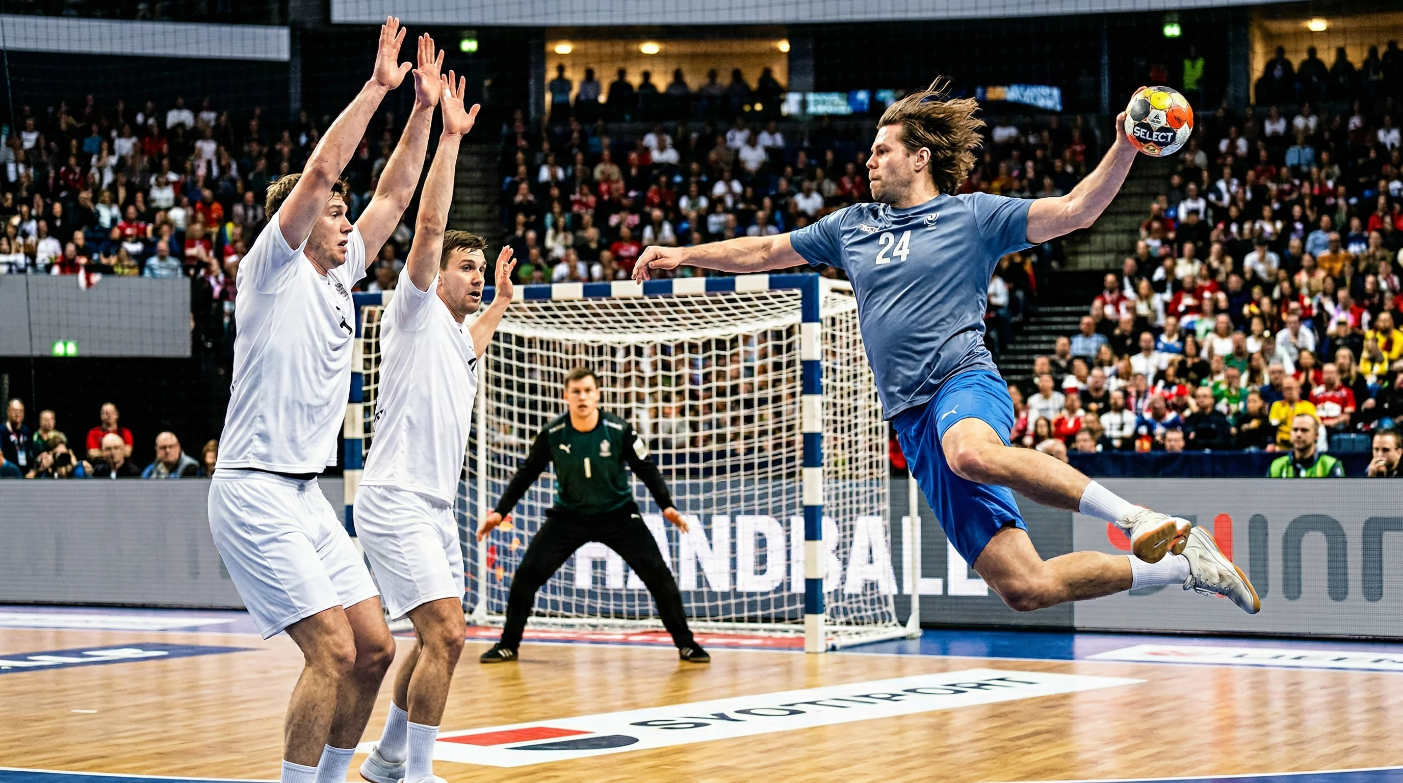 Handball-Spieler in blauem Trikot wirft kraftvoll aus dem Rückraum auf das Tor